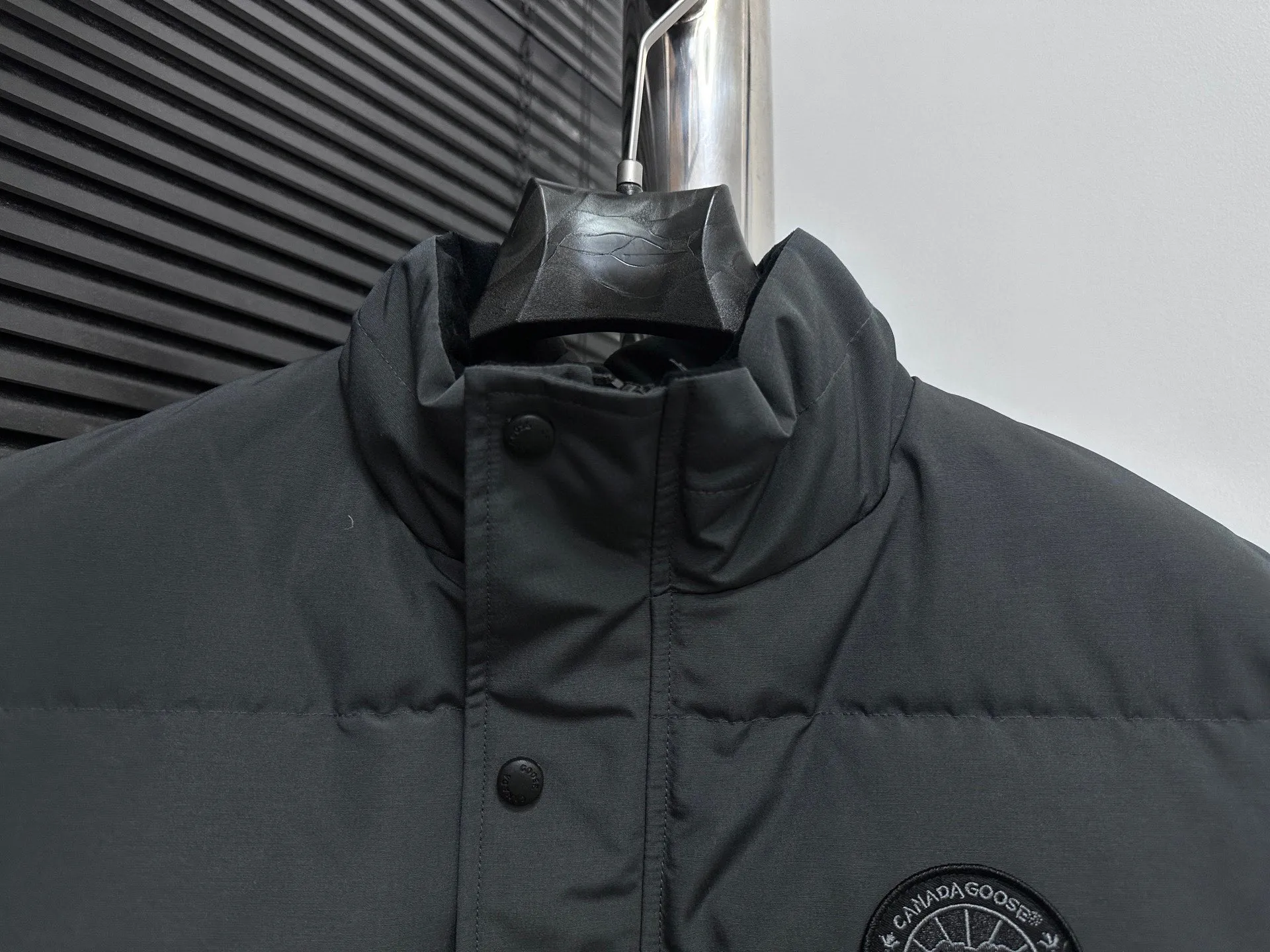 P360 [Canada Goose] Canada Goose black label #Freestyle Crew 4151mb men’s and women’s vest down ➖ Imported Behringer embroidery machine with customized 10,000-needle embroidery label! ➖ Imported 21-count polyester-cotton blended original fabric, using Feather-Light 10D waterproof coating fabric, made of 84.5% polyester fiber and 15.5% cotton, 100% the best feel in the entire network! ➖ The genuine official website uses the national standard 80 white duck down, and will never be misled by false claims such as 90 down or goose down! ➖ 100% nylon nylon lining with double double-layer sealing design to prevent velvet from running away. Top-grade polar fleece is used in the collar and pockets to keep warm and comfortable! ➖ Yoshida YKK provides original custom-made electroplated sliders. YKK two-way lockable zippers are tight and smooth and will not peel off paint! ➖ 3M composite original Velcro is durable, and all accessories and hardware are disassembled and customized! ⛔No slander, no exaggeration, no need for too much copywriting, because it is focused, it is professional!  SIZE: XS S M L XL XXL